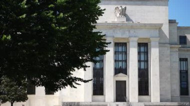 Enflasyon politikasının yapıldığı Washington DC 'deki Federal rezerv hükümet Eccles binasının girişi.