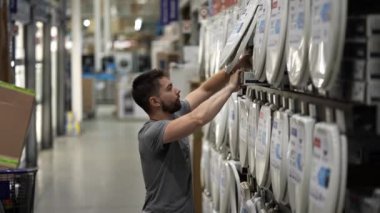 Kutu seçmek, klozet kapağı almak için alışveriş yapmak nalbur dükkanından ev dekorasyonu için aksesuar almak..