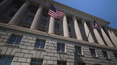 Washington, DC 'de güzel bir günde ABD Ticaret Bakanlığı federal binasının manzarası.