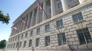 Washington, DC 'de güzel bir günde ABD Ticaret Bakanlığı federal binasının hareketli fotoğrafını çekiyoruz..