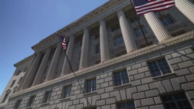 Washington, DC 'de güzel bir günde ABD Ticaret Bakanlığı federal binasının hareketli fotoğrafını çekiyoruz..