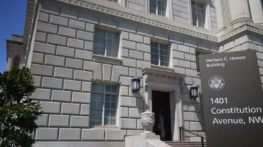 Washington, DC 'de güzel bir günde ABD Ticaret Bakanlığı federal binasının manzarası..