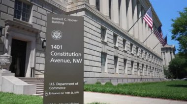 Washington, DC 'de güzel bir günde ABD Ticaret Bakanlığı federal binasının hareketli fotoğrafını çekiyoruz..