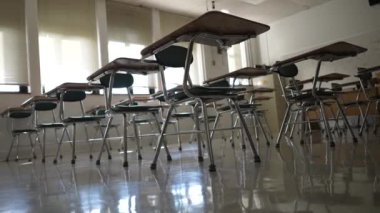 Boş karanlık lise, orta ya da ilkokul sınıflarında pencerelerden ışık geçen masalar..