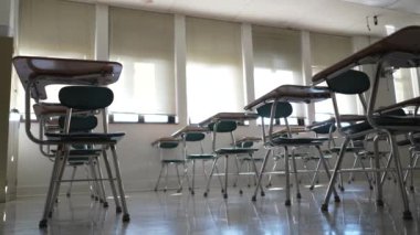 Boş karanlık lise, orta ya da ilkokul sınıflarında pencerelerden ışık geçen masalar..