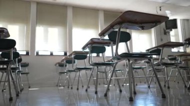 Boş karanlık lise, orta ya da ilkokul sınıflarında pencerelerden ışık geçen masalar..