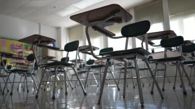 Boş karanlık lise, orta ya da ilkokul sınıflarında pencerelerden ışık geçen masalar..