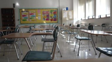 Boş karanlık lise, orta ya da ilkokul sınıflarında pencerelerden ışık geçen masalar..