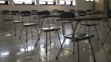 Boş karanlık lise, orta ya da ilkokul sınıflarında pencerelerden ışık geçen masalar..