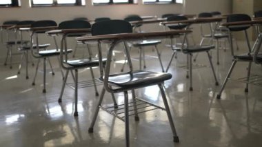 Boş karanlık lise, orta ya da ilkokul sınıflarında pencerelerden ışık geçen masalar..