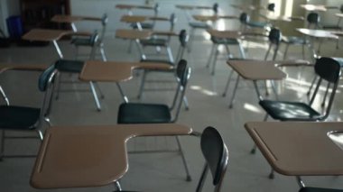 Boş karanlık lise, orta ya da ilkokul sınıflarında pencerelerden ışık geçen masalar..