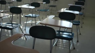 Boş karanlık lise, orta ya da ilkokul sınıflarında pencerelerden ışık geçen masalar..