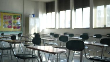 Boş karanlık lise, orta ya da ilkokul sınıflarında pencerelerden ışık geçen masalar..