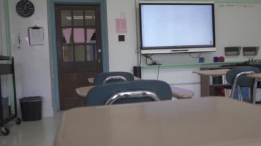 Lise, orta ve ilkokul öğrencilerine ders vermek için etkileşimli beyaz tahtası olan boş bir okul..