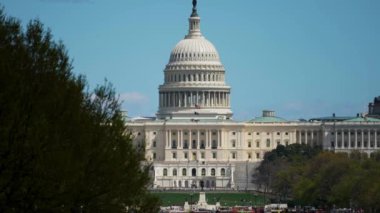 Pensilvanya Bulvarı 'na bakan Amerikan Kongre Binası manzarası. Bir bahar sabahı trafik vardı.