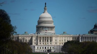 Pensilvanya Bulvarı 'na bakan Amerikan Kongre Binası manzarası. Bir bahar sabahı trafik vardı.