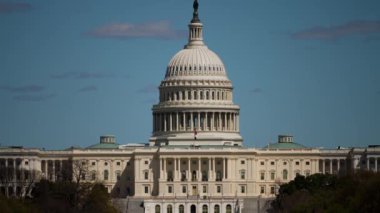 Pensilvanya Bulvarı 'na bakan Amerikan Kongre Binası manzarası. Bir bahar sabahı trafik vardı.