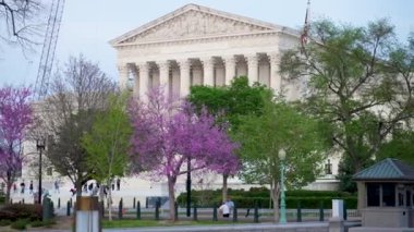 ABD Yüksek Mahkemesi binası önündeki Adalet Otoritesi 'nin yakın görüntüsü ve Washington DC' de gece ışığı var..