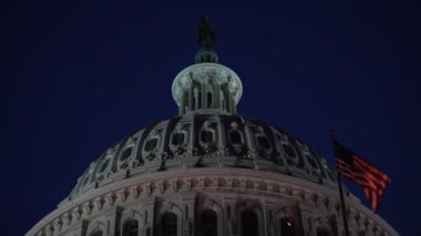 Capitol kubbesinin tepesine yaklaştık. Gece gökyüzüne karşı rüzgarda dalgalanan bayrağıyla Hindistanlıyı gösteriyoruz..