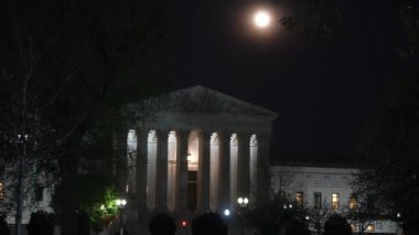 ABD Yüksek Mahkemesi binasının gece yarısı Washington DC 'de dolunay varken görüntüsü..
