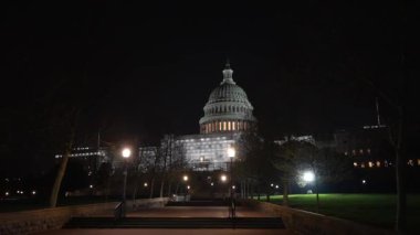 ABD Kongre Binası 'nda gece yarısı, Washington DC' nin batı yakasında onarım ve inşaat iskeleleri görülüyor.