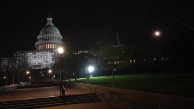 Gece yarısı Amerikan Kongre Binası 'nın solundaki kameralar Washington DC' nin batı yakasında onarım ve inşaat için iskeleyi gösteriyor.