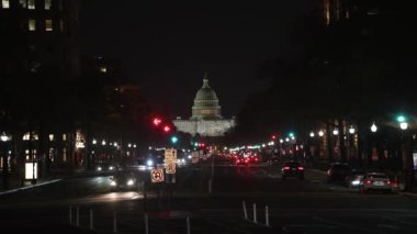 Geceleyin Amerikan Kongre Binası 'nda Pennsylvania Bulvarı' nın tamirat ve inşaat iskeleleri görülüyor.