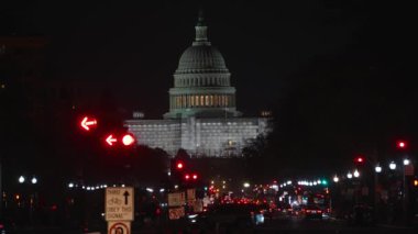 ABD Kongre Binası 'nın gece kapanışı Pennsylvania Bulvarı' ndaki tamirat ve inşaat iskelelerini gösteriyor.
