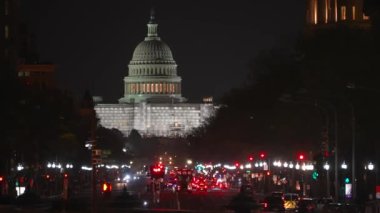 Washington DC 'deki Pennsylvania Bulvarı' ndan tamir ve inşaat için inşaat iskelesi yapıldığı gece ABD Kongre Binası 'nın batı tarafının uzun mercek görüntüsü.