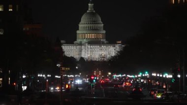 Washington DC 'deki Pennsylvania Bulvarı' ndan tamir ve inşaat için inşaat iskelesi yapıldığı gece ABD Kongre Binası 'nın batı tarafının uzun mercek görüntüsü.