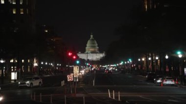 Gece vakti, uzun Pennsylvania Bulvarı koridorunda parlayan ışıklar ve trafik olan Amerikan Kongre Binası 'nın doğu manzarası. Gece Washington DC.