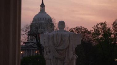 Gece görüşü, Adalet Bakanlığının gerisine doğru ilerliyor. ABD Anayasa Mahkemesi binasının Kongre Binası 'na doğru bakıyor..