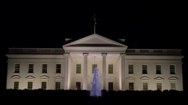 Geniş açı hareketi, ABD başkanlarının evinin sağında, Washington 'daki Beyaz Saray' da. Geceleri güney tarafındaki demir parmaklıklardan bak..