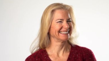 Başparmak kaldırarak, oldukça çekici orta yaşlı, kırmızı kazaklı, olgun bir kadın gülümseyen mutlu bir portre..