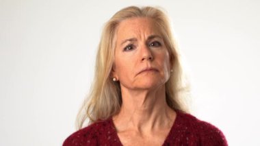 Orta yaşlı sarışın kadın 50 'li yaşlarda kırmızı kazak giyiyor. Kamerayı gösterip kim olduğumu soruyor. Hayır, teşekkürler.