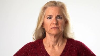 Kızgın, korkmuş, kafası karışmış orta yaşlı yaşlı bir kadın ellerini uzatıp neden beyaz arka plan stüdyosunda tecrit edildiğimi sordu. İnsanlar yaşam tarzı duyguları konsepti.