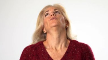 Kızgın, korkmuş, kafası karışmış orta yaşlı bir kadının yakın plan portresi beyaz arka plan stüdyosunda neden izole edildiğimi sordu. İnsanlar yaşam tarzı duyguları konsepti.