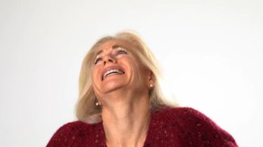 Korkmuş, kafası karışmış orta yaşlı bir kadının yakın plan portresi neden beyaz arka plan stüdyosunda soyutlandığımı sordu. İnsanlar yaşam tarzı duyguları konsepti.