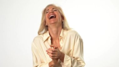 Güzel gülümseyen mutlu sarışın yetişkin bir kadının resmi giyinmiş portresi. Fotokopi çekilen beyaz arka planda.