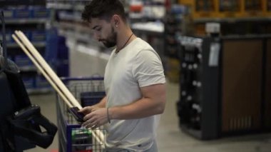 Adam nalburdaki kasada kredi kartını kullanmış..