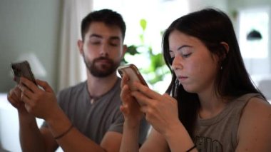 Hipster genç çiftin kameralar çevrelerinde dönerken birlikte oturdukları telefonları aşırı yakın plan çekimleri..