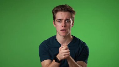 Gülümseyen mutlu genç hippi 20 'li yaşların ağır çekim portresi. Stüdyoda fotokopi alanı olan yeşil ekran krom anahtar arka plan.