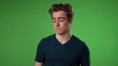 Gülümseyen mutlu genç hippi 20 'li yaşların ağır çekim portresi. Stüdyoda fotokopi alanı olan yeşil ekran krom anahtar arka plan.