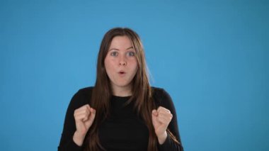 Şaşırmış bir şekilde 