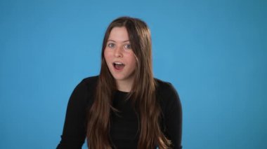 Şaşırmış bir şekilde 