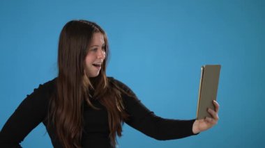 Şaşırmış bir şekilde 