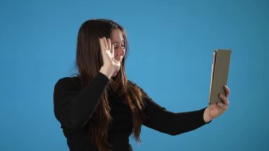 Şaşırmış bir şekilde 