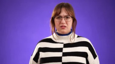 Gülümseyen mutlu 20 'li yaşlardaki genç bir kadının portresi. Bana kim olduğunu sormadı. Mor arka plan stüdyo resminde kendini izole ettiğini gösterdi. Halk yaşam tarzı konsepti