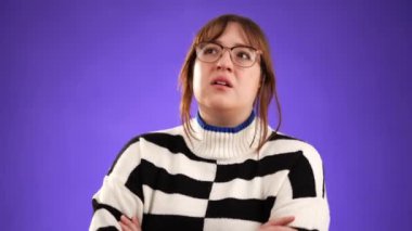 Düşünce portresi, akıllı şaşkın genç hippi kadın 20 'li yaşlara geldiğinde aklına fikirler geldiğini düşünüyor mor arka plan stüdyo resminde izole edilmiş parmak uçları ve fotokopi alanı..