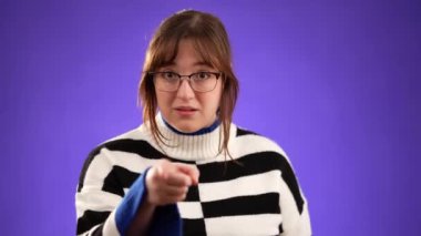 - Gel buraya. Çekici esmer kadının portresi seni işaret ediyor ve sana buraya gelmeni söylüyor, işaret ediyor, insanları davet ediyor, mor arka planda izole edilmiş.